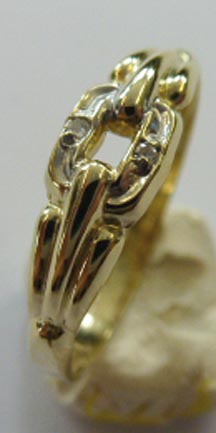 Ring aus hochwertigem Gelbgold 333/- besetzt mit zwei edelsten, atemberaubenden Diamanten 8/8 W/P, Größe 16,8 mm. Der Ring ist hochglanzpoliert, Ringkopf ist 5,1 mm Breit und die Ringstärke beträgt 1,2 mm . Dieses Juwel ist von einzigartiger Schönheit und