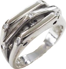 Traumhafter Ring aus hochwertigem Weißgold 750/- edel hochglanz poliert, besetzt mit 7 atemberaubenden Brillanten ca. 0,14 ct W/SI,  in der Ringgröße 16 mm. Maße des Juwels sind 7,4 mm x 4,4 mm. Dieses Juwel ist von einzigartiger Schönheit und eine wahre