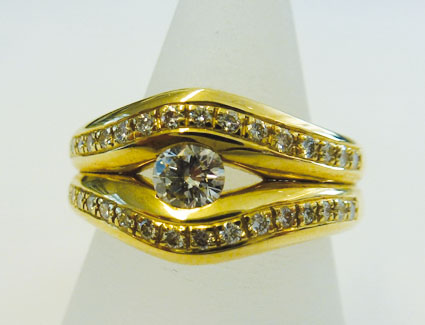 Bezaubernder Ring in Gold 585/- mit funkelnden Brillanten 0,62ct W/SI – Durchmesser 4/1mm, Ringbreite 11mm, Ringgröße 17,5mm. Dieses edle Unikat ist nur noch in 1 x in dieser Größe vorrätig und wartet auf Sie, zu einem unschlagbaren Preis bei Abramowicz –
