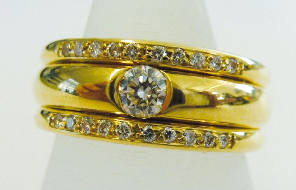 Traumhafter Ring in Gold 585/- mit funkelnden Brillanten 0,34ct W/SI – Durchmesser der Brillanten 4/1mm, Ringbreite 8mm, Ringgröße 17,2mm. Dieses edle Unikat ist nur noch in 1 x in dieser Größe vorrätig und wartet auf Sie, zu einem unschlagbaren Preis bei