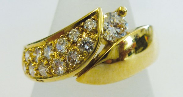Traumhafter Ring in feinem Gold 585/- mit strahlenden Brillanten 0,57ct – Durchmesser 1mm, Ringbreite 10mm, Ringgröße 17,5mm. Dieses edle Einzelstück ist nur noch in dieser Größe vorhanden und wartet darauf, Ihren Finger zu schmücken – zu einem unschlagba