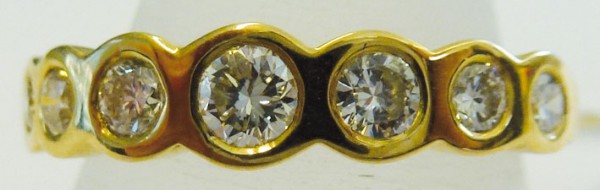 Märchenhafter Ring in Gold 585/- mit funkelnden Brillanten, Durchmesser 4mm, insg. 0,65ct, Ringgröße 17,5mm, Ringbreite 5mm. Dieses edle Einzelstück ist nur noch in dieser Größe vorhanden und wartet darauf, Ihren Finger zu schmücken – zu einem unschlagbar