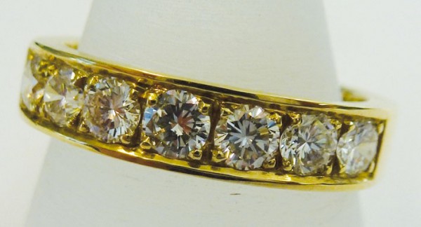 Märchenhafter Ring in Gold 585/- mit 7 funkelnden Brillanten, Durchmesser 3mm, insg. 0,72ct W/SI, Ringgröße 17mm, Ringbreite 5mm. Dieses edle Einzelstück ist nur noch in dieser Größe vorhanden und wartet darauf, Ihren Finger zu schmücken – zu einem unschl