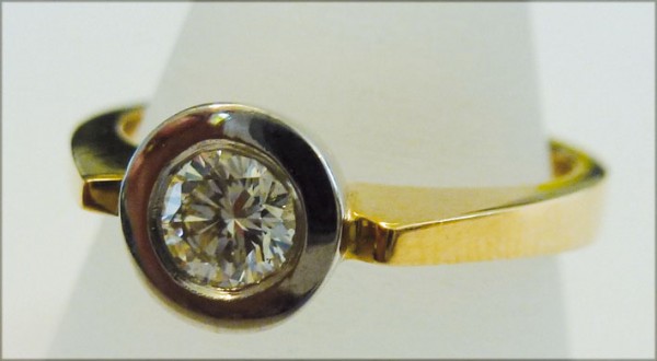 Märchenhafter Ring in Gold 585/- mit einem strahlenden Brillanten in einer Zargenfassung, Durchmesser 7mm, 0,33ct W/SI, Ringgröße 17mm. Ein edles Unikat in feinster Goldschmiedequalität – zu einem unschlagbar günstigen Preis bei Abramowicz – der Juwelier