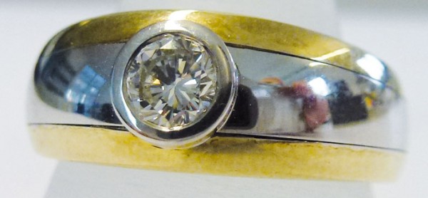 Märchenhafter Ring in Gelb und Weißgold 585/- mit einem strahlenden Brillanten, Durchmesser 5mm, 0,32ct W/SI, Ringgröße 17,4mm, Ringbreite 8mm. Ein edles Unikat in feinster Goldschmiedequalität – zu einem unschlagbar günstigen Preis bei Abramowicz – der J