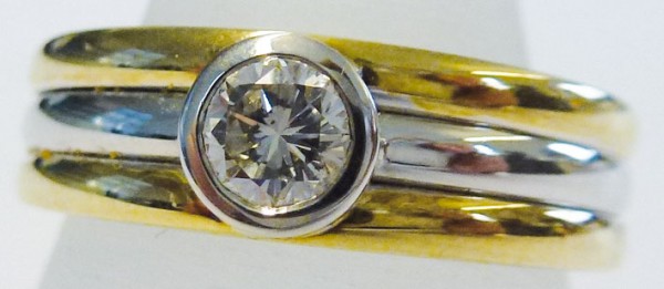Märchenhafter Ring in Gelb und Weißgold 585/- mit einem strahlenden Brillanten, Durchmesser 5mm, 0,32ct W/SI, Ringgröße 17,2mm, Ringbreite 6mm. Ein edles Unikat in feinster Goldschmiedequalität – zu einem unschlagbar günstigen Preis bei Abramowicz – der J