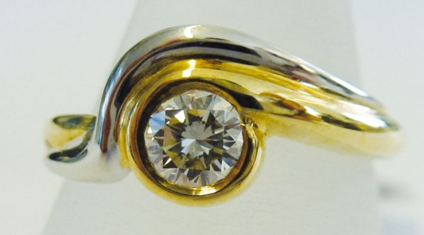Glamouröser Ring in Gelb und Weißgold 585/- mit einem funkelndem Brillanten, Durchmesser 5mm, 0,42ct W/SI, Ringgröße 18mm, Ringbreite 8mm. Ein edles Einzelstück in feinster Goldschmiedequalität – zu einem unschlagbar günstigen Preis bei Abramowicz – der J