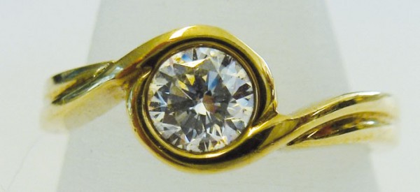 Glamouröser Ring in Gelbgold 585/- mit einem funkelndem Brillanten, Durchmesser 5mm, 0,50ct W/SI, Ringgröße 17,2mm, Ringbreite 8mm. Ein edles Einzelstück in feinster Goldschmiedequalität – zu einem unschlagbar günstigen Preis bei Abramowicz – der Juwelier