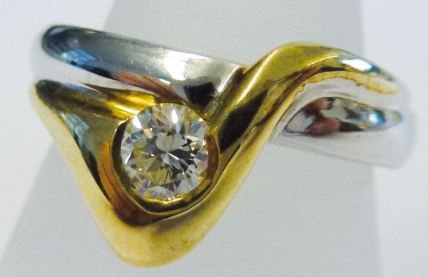 Glamouröser Ring in Gelb und Weißgold 585/- mit einem funkelndem Brillanten, Durchmesser 5mm, 0,30ct W/SI, Ringgröße 17,5mm, Ringbreite 12mm. Ein edles Einzelstück in feinster Goldschmiedequalität – zu einem unschlagbar günstigen Preis bei Abramowicz – de