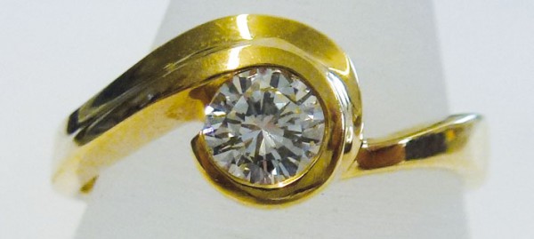 Glamouröser Ring in Gelbgold 585/- mit einem funkelndem Brillanten 0,31ct W/SI, Ringgröße 16,5mm, Ringbreite 9mm. Ein edles Einzelstück in feinster Goldschmiedequalität – zu einem unschlagbar günstigen Preis bei Abramowicz – der Juwelier Ihres Vertrauens
