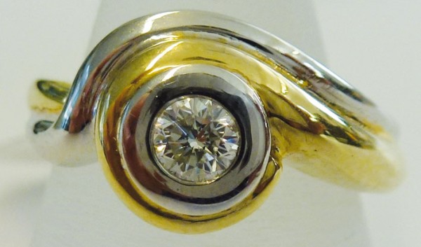 Glamouröser Ring in Gelbgold 585/- mit einem funkelndem Brillanten 0,25ct W/SI – Durchmesser 5mm, Ringgröße 17,5mm, Ringbreite 11mm. Ein edles Einzelstück in feinster Goldschmiedequalität – zum Sensationspreis bei Abramowicz – der Juwelier Ihres Vertrauen