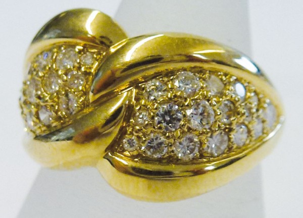 Glamouröser Ring in Gelbgold 585/- mit einem funkelndem Brillanten 0,25ct W/SI – Durchmesser 5mm, Ringgröße 17,5mm, Ringbreite 11mm. Ein edles Einzelstück in feinster Goldschmiedequalität – zum Sensationspreis bei Abramowicz – der Juwelier Ihres Vertrauen