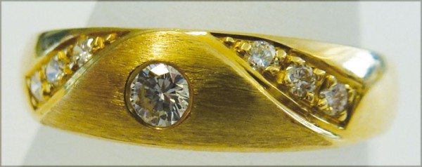 Glamouröser Ring in Gelbgold 585/- teilweise mattiert mit 7 funkelnden Brillanten insg. 0,16ct W/SI – Durchmesser 1/3mm, Ringgröße 17,5mm, Ringbreite 6mm. Ein edles Einzelstück in feinster Goldschmiedequalität – zum Sensationspreis bei Abramowicz – der Ju