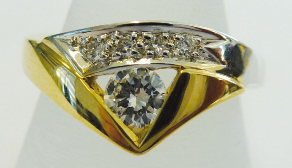 Traumhaft schöner Ring in Gelb und Weißgold 585/- mit strahlenden Brillanten (Durchmesser 2/5mm) insg. 0,36ct W/SI, Ringbreite 10mm, Ringgröße 17,5mm. Ein Unikat von Ihrem Top-Juwelier aus Stuttgart. ABRAMOWICZ – die Nr. 1 für Gold, Silber und Edelsteine.