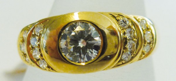 Traumhaft schöner Ring in Gelbgold 585/- mit strahlenden Brillanten (Durchmesser 1/5mm) insg. 0,52ct W/SI, Ringbreite 8mm, Ringgröße 17,2mm. Ein Unikat von Ihrem Top-Juwelier aus Stuttgart. ABRAMOWICZ – die Nr. 1 für Gold, Silber und Edelsteine.