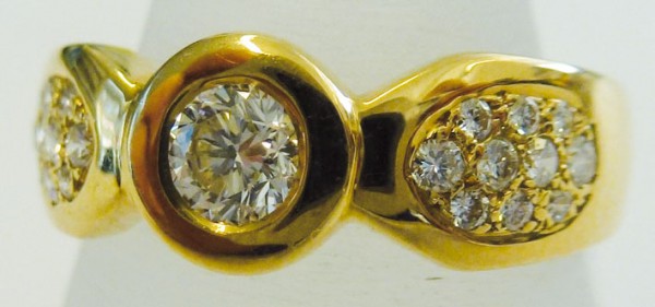 Traumhaft schöner Ring in Gelbgold 585/- mit strahlenden Brillanten (Durchmesser 1/5mm) insg. 0,45ct W/SI, Ringbreite 7mm, Ringgröße 17,2mm. Ein Unikat von Ihrem Top-Juwelier aus Stuttgart. ABRAMOWICZ – die Nr. 1 für Gold, Silber und Edelsteine.
