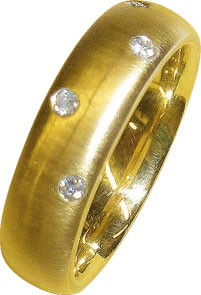 Hübscher Ring in Gelbgold 585/- quermattiert mit 5 Brillanten zusammen 0,10 ct, Breite 5mm, Stärke 2mm. Dieses Einzelstück ist nur noch in der Größe 17 vorrätig – nur aus dem Hause Abramowicz. Die Nr. 1 für Gold, Silber und Edelsteine.