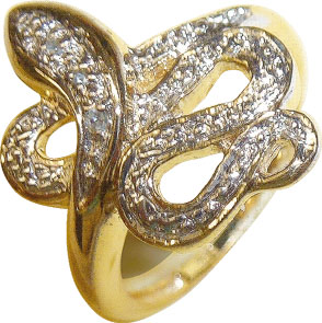 Ring in Gelbgold 585/- poliert mit 4 funkelnden Brillanten zusammen 0,03ct W/P, Ringkopfbreite 16mm, Stärke 3,1mm. Dieses Einzelstück gibt es nur noch in der Größe 16. In Premiumqualiät aus dem Hause Abramowicz – die Nr. 1 für Gold, Silber und Edelsteine.