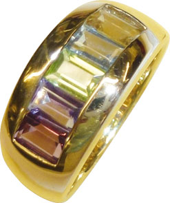 Ring in Gelbgold 333/-poliert, mit einem Citrin, einem Blautopas, einem Peridot, einem Amethyst und einem Granat Baguette – Stein je 3,6mm, Ringkopfbreite 10mm, Stärke 3,5mm. Dieses Einzelstück gibt es nur noch in Größe 19. Zum unschlagbaren Preis aus Stu