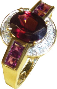 Märchenhafter Ring mit 1 Granat, Länge 7mm, Breite 9mm + 4 Turmaline Durchmesser 2,8mm mit 16 Diamantensplitter rundrum gefasst, Breite 14mm, Stärke 7mm. Dieses hübsche Einzelstück ist nur noch in der Größe 20 erhältlich. ABRAMOWICZ – die feine Goldschmie