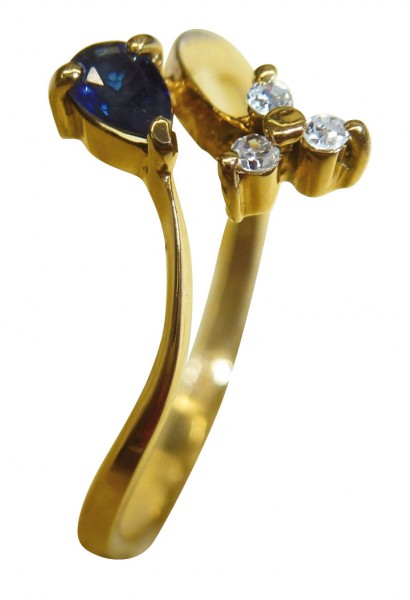 Traumhaft schöner Ring in Größe 17mm aber änderbar, bestehend aus hochwertigem Gelbgold 585/- poliert, bestückt mit 3 strahlenden Diamanten 8/8 W/P und kombiniert mit einem auffallend schönem Safir Tropfen – das Ergebnis ist ein unbeschreiblich eleganter