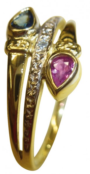 Ring, klassischer Ring in feinem Gelbgold 333/- hochglanzpoliert in Größe 20,3mm, größe kann auf Wunsch geändert werden, verziert mit einem Rubin, einem Safir und einem Diamant 8/8 W/P Maße: Breite 9,2mm, Stärke 2,8mm, selbstverständlich in Premiumqualitä