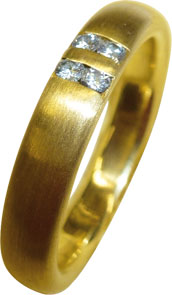 Hochwertiger längsmattierter Gelbgoldring 750/- in Größe 17,5mm trifft auf 4 feine Brillanten 0,10ct TW/SI, das Ergebnis ist ein absolut exklusiver Ring mit funkelnder Ausstrahlung, Maße: Breite 4mm, Stärke 2,2mm, durch die massive Ringschiene von 2,2mm w